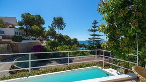 A swimming pool with a view of the sea, surrounded by greenery and a white building. - Son de Mar - By Almarina Villas (JÁVEA)