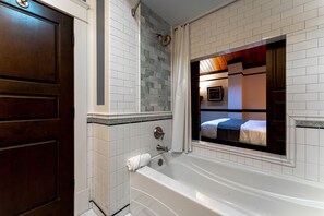 Ensemble douche/baignoire, sèche-cheveux