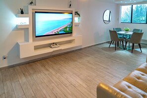 Interior - Steps to the beach, 5 mins to airport, cozy and modern, excellent location! (Carolina)