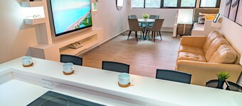 Steps to the beach, 5 mins to airport, cozy and modern, excellent location!