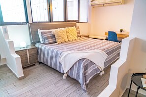 2 bedrooms, desk, iron/ironing board, free WiFi - Steps to the beach, 5 mins to airport, cozy and modern, excellent location! (Carolina)