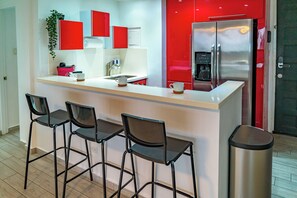 Fridge, microwave, oven, stovetop - Steps to the beach, 5 mins to airport, cozy and modern, excellent location! (Carolina)