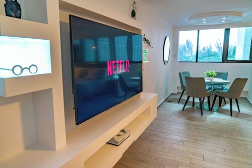 Steps to the beach, 5 mins to airport, cozy and modern, excellent location!