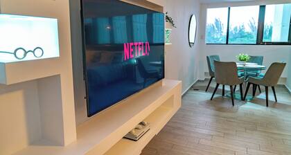 Steps to the beach, 5 mins to airport, cozy and modern, excellent location!