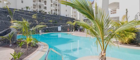 Piscine chauffée, chaises longues