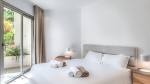 A modern hotel room with a large bed, two bedside tables, and a view of greenery outside. - Colinas - Ancor 0.3 POOL VIEW 1B (Arona)