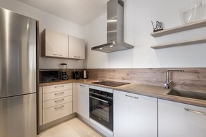 Kühlschrank, Mikrowelle, Ofen, Geschirrspüler