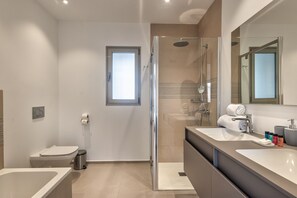 Badekar, hårføner og håndklær