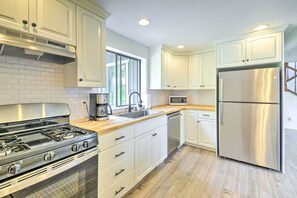 Fridge, microwave, stovetop, dishwasher - Stunning Hood Canal Getaway w/ Private Deck! (Belfair)