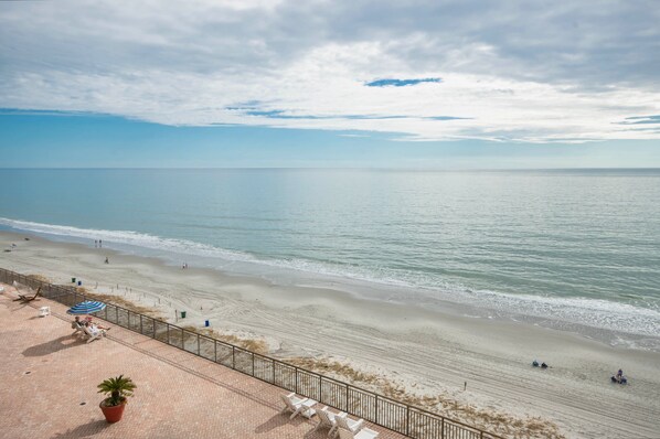 En la playa, camastros y toallas de playa 
