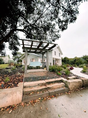 Property grounds - Seven Peaks Farm Stay (Beerwah)