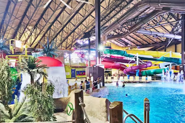 Innendørsbasseng og et oppvarmet basseng