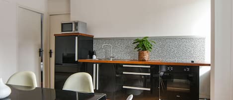 Frigorífico, microondas, horno y cafetera o tetera