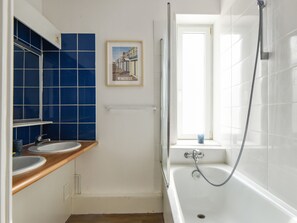 Tina, secadora de cabello, toallas, jabón 