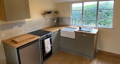 Cabin Sleeps 4 with Garden & Free Parking