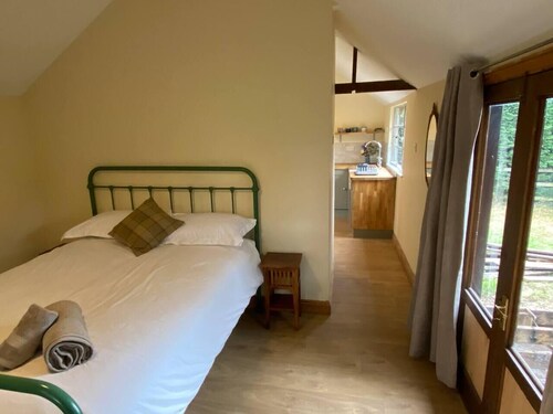 Cabin Sleeps 4 with Garden & Free Parking