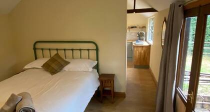 Cabin Sleeps 4 with Garden & Free Parking