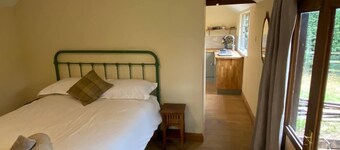 Cabin Sleeps 4 with Garden & Free Parking