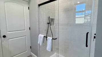 Douche, sèche-cheveux, serviettes fournies, savon