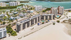 Um resort costeiro com vários edifícios altos, uma praia e um porto de iates.
