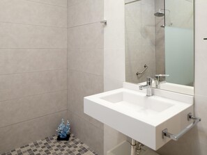 Bruser, hårtørrer, håndklæder