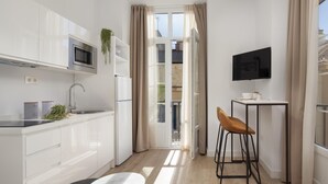 Wasserkocher mit Kaffee-/Teezubehör, Kühlschrank, Mikrowelle, Toaster