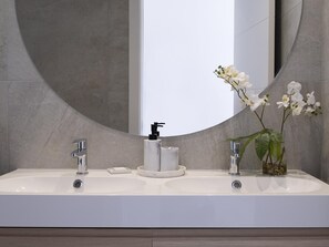Douche, sèche-cheveux, serviettes fournies