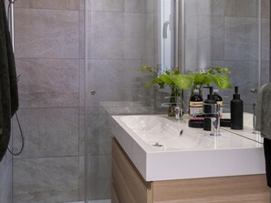 Dusche, Haartrockner, Handtücher