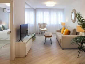 1 dormitori, planxa i posts de planxar, wifi i roba de llit