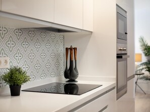 Een koelkast, een magnetron, een koffiezetapparaat/waterkoker