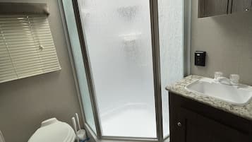 Dusche, Haartrockner, Handtücher, Seife