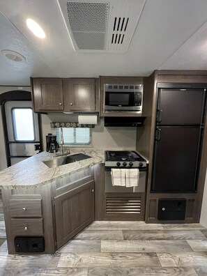 Réfrigérateur, micro-ondes, four, plaque de cuisson