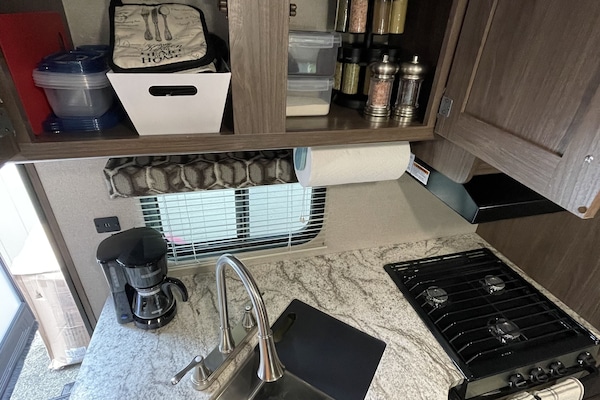 Coffee/tea maker, fridge, microwave, oven