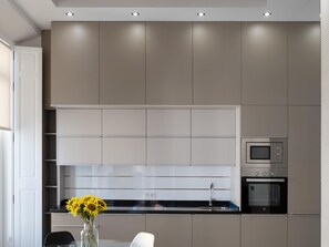 Een koelkast, een microgolfoven, een oven, een vaatwasser