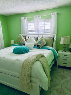 3 bedrooms, iron/ironing board, free WiFi, bed sheets - This lovely 3bed/ 2bath/ is located in West Palm Beach Fl. Hot tub, cl to Beach. (West Palm Beach)