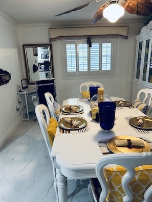 Dining - This lovely 3bed/ 2bath/ is located in West Palm Beach Fl. Hot tub, cl to Beach. (West Palm Beach)