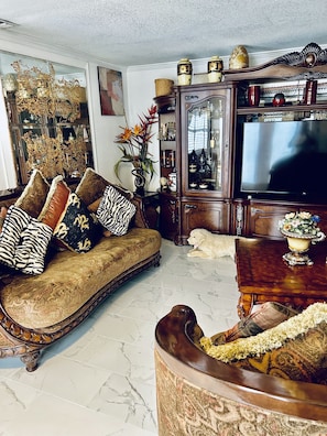TV - This lovely 3bed/ 2bath/ is located in West Palm Beach Fl. Hot tub, cl to Beach. (West Palm Beach)