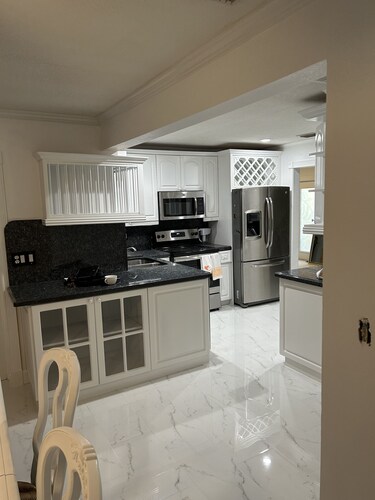 This lovely 3bed/ 2bath/ is located in West Palm Beach Fl. Hot tub, cl to Beach.