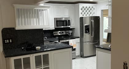 This lovely 3bed/ 2bath/ is located in West Palm Beach Fl. Hot tub, cl to Beach.