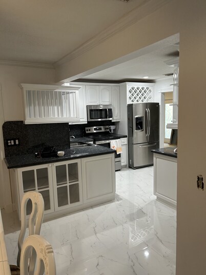 This lovely 3bed/ 2bath/ is located in West Palm Beach Fl. Hot tub, cl to Beach.