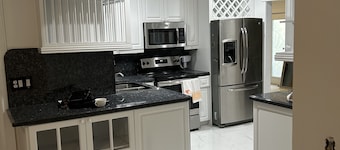 This lovely 3bed/ 2bath/ is located in West Palm Beach Fl. Hot tub, cl to Beach.