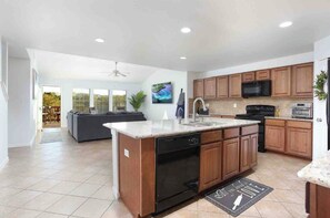 Fridge, microwave, oven, stovetop - SPACIOUS HOME W/VIEWS (San Antonio)