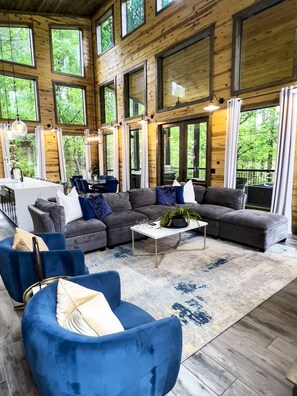 Smart-TV, peis og bøker