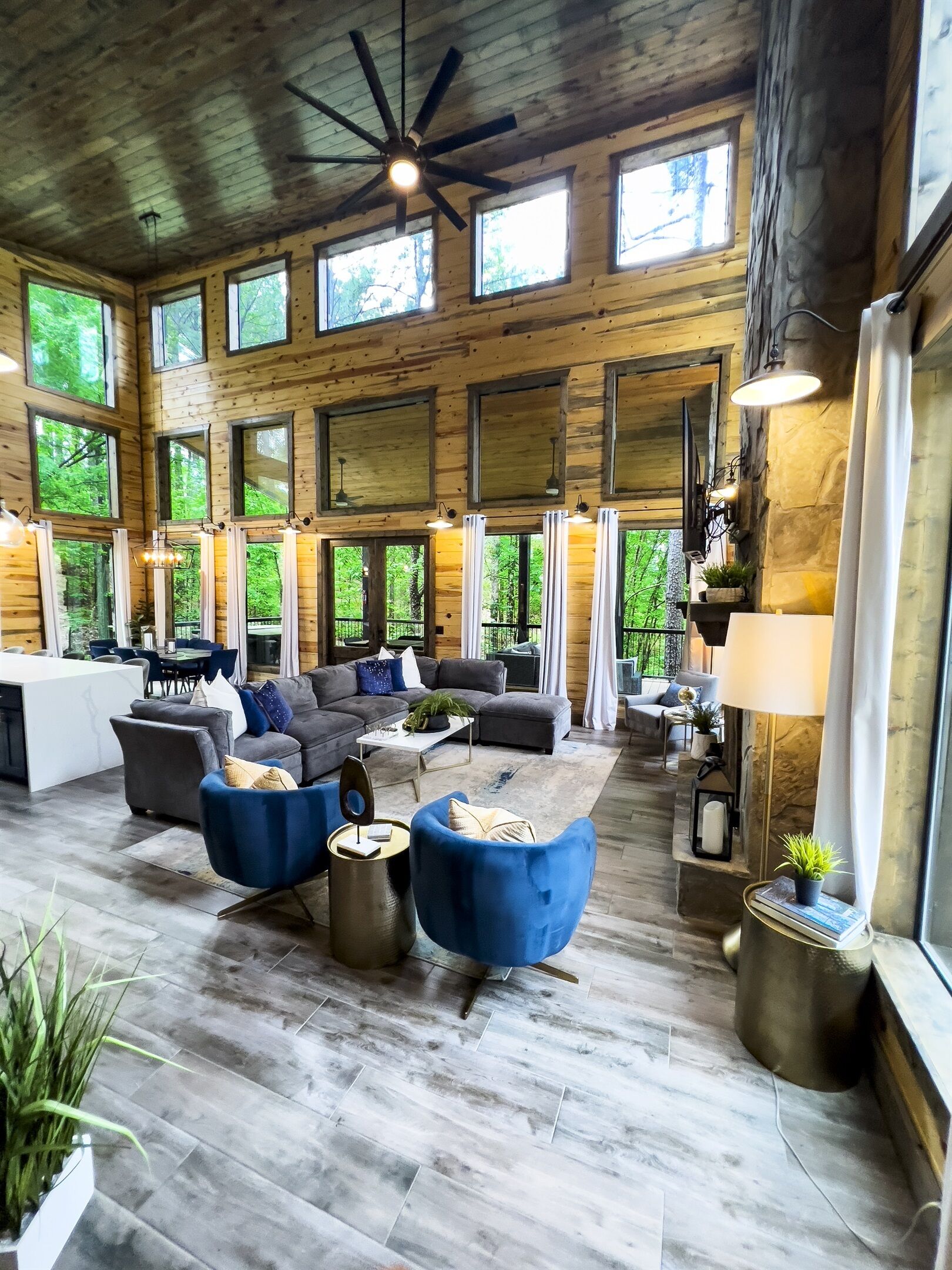 Smart-TV, Kamin, Bücher