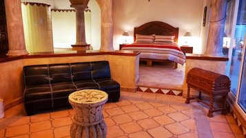 Deluxe Studio Suite (Cadbury) | Hypo-allergenic bedding, down comforters, minibar, in-room safe