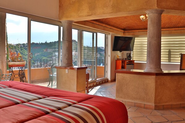 Suite estudio Deluxe (Cadbury) | Baño | Ducha, secador de pelo, zapatillas y toallas