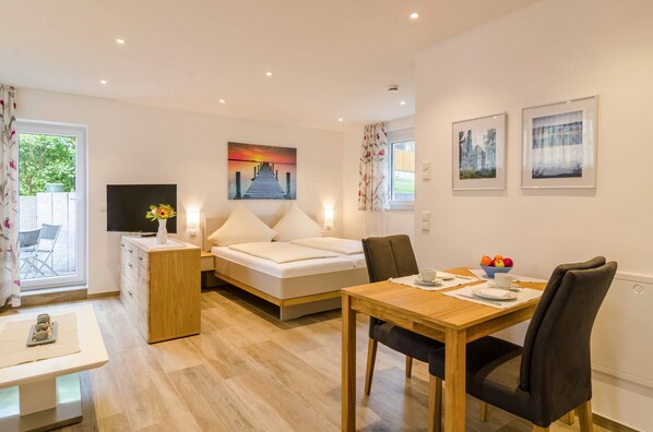 1 bedroom, free WiFi, bed sheets - Apartment Haus Amber with Balcony, Shared Garden & Wi-Fi (Überlingen-Hödingen)