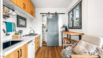 Jääkaappi, mikroaaltouuni, uuni, liesi