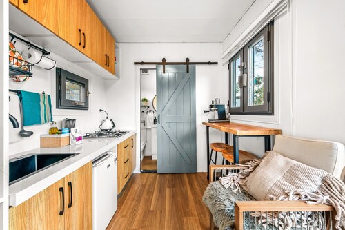 QB, 1bath Tiny Home With Mountain View - "redbird"