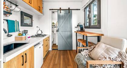 QB, 1bath Tiny Home With Mountain View - "redbird"